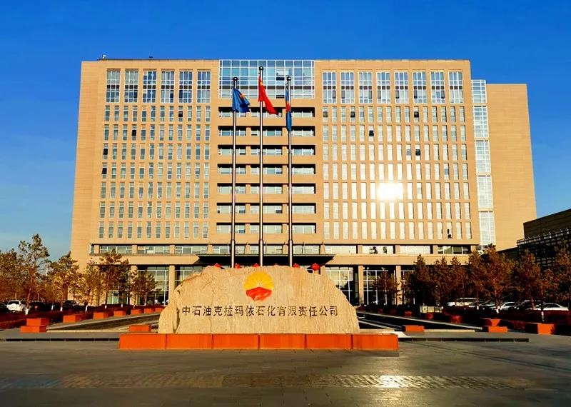 Anwendung der Begleitheizung und Isolierung des elektrischen Heizsystems Anhui Huanrui für Weißöllagertanks im Ölfeld Karamay von PetroChina